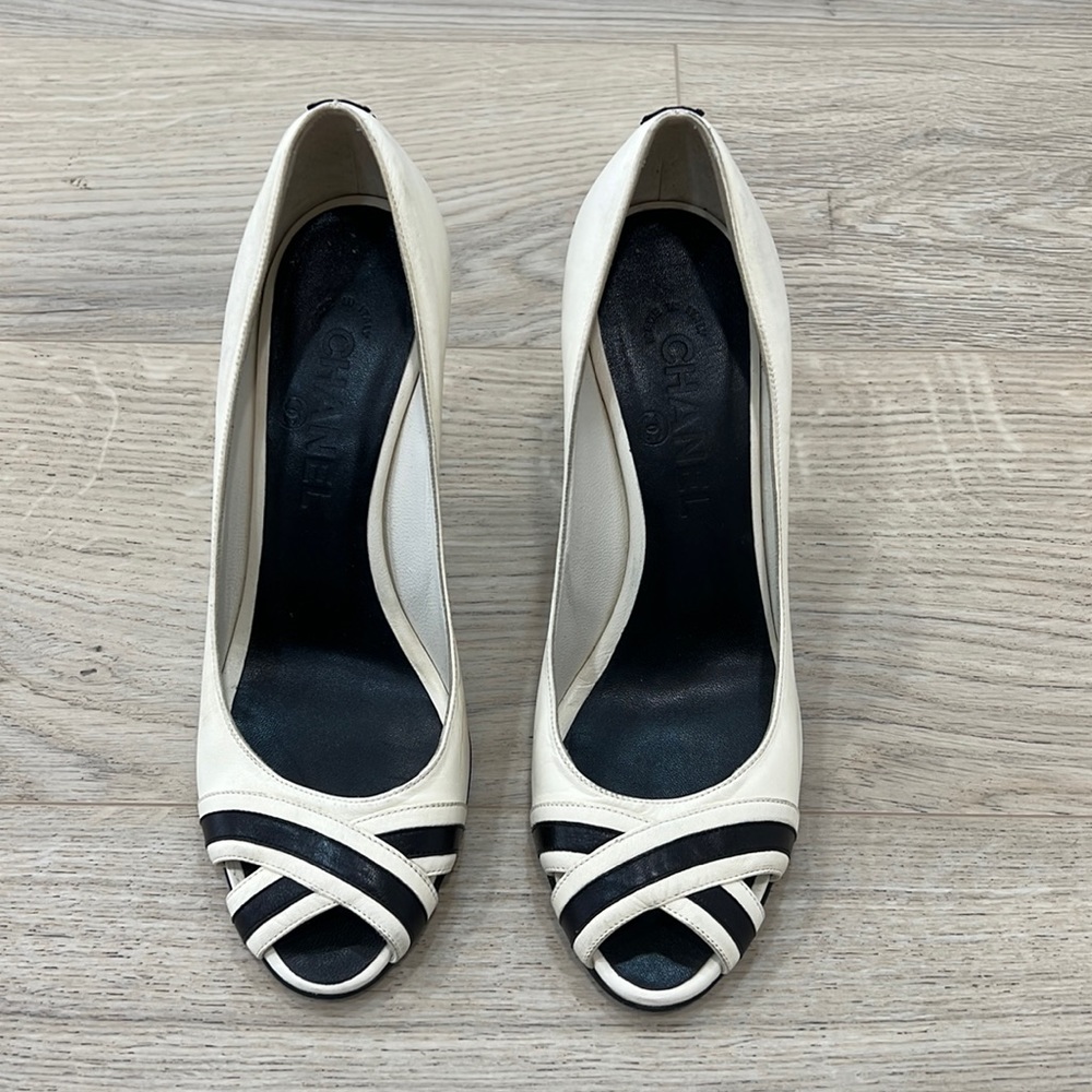 CHANEL BLACK/CREAM LEATHER TOE PUMPS SIZE 38 .